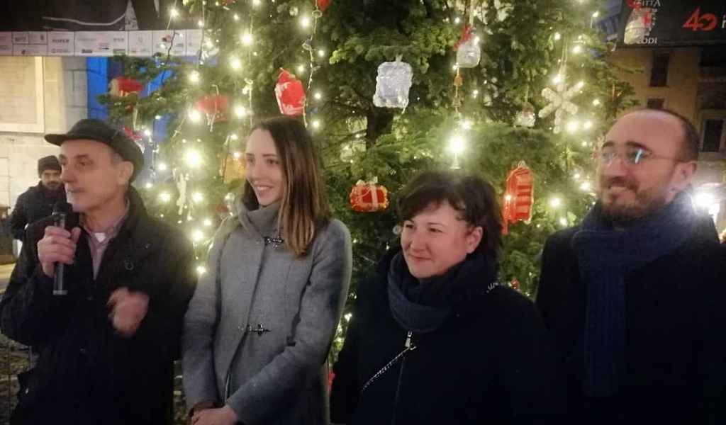 Piazza della Vittoria brilla: acceso l’albero di Natale
