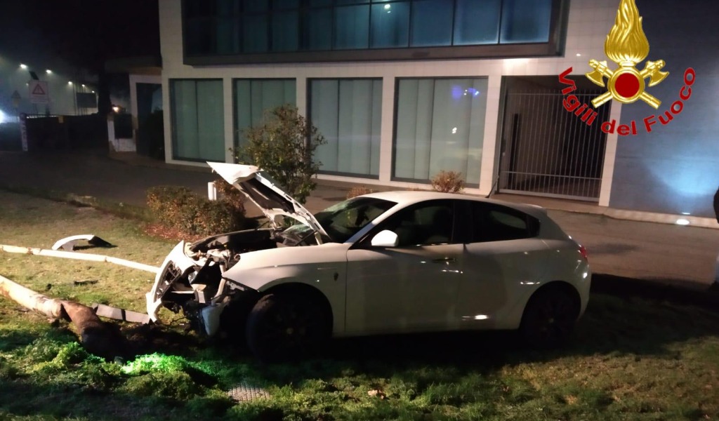 Palo della luce abbattuto da un’auto a Casalpusterlengo