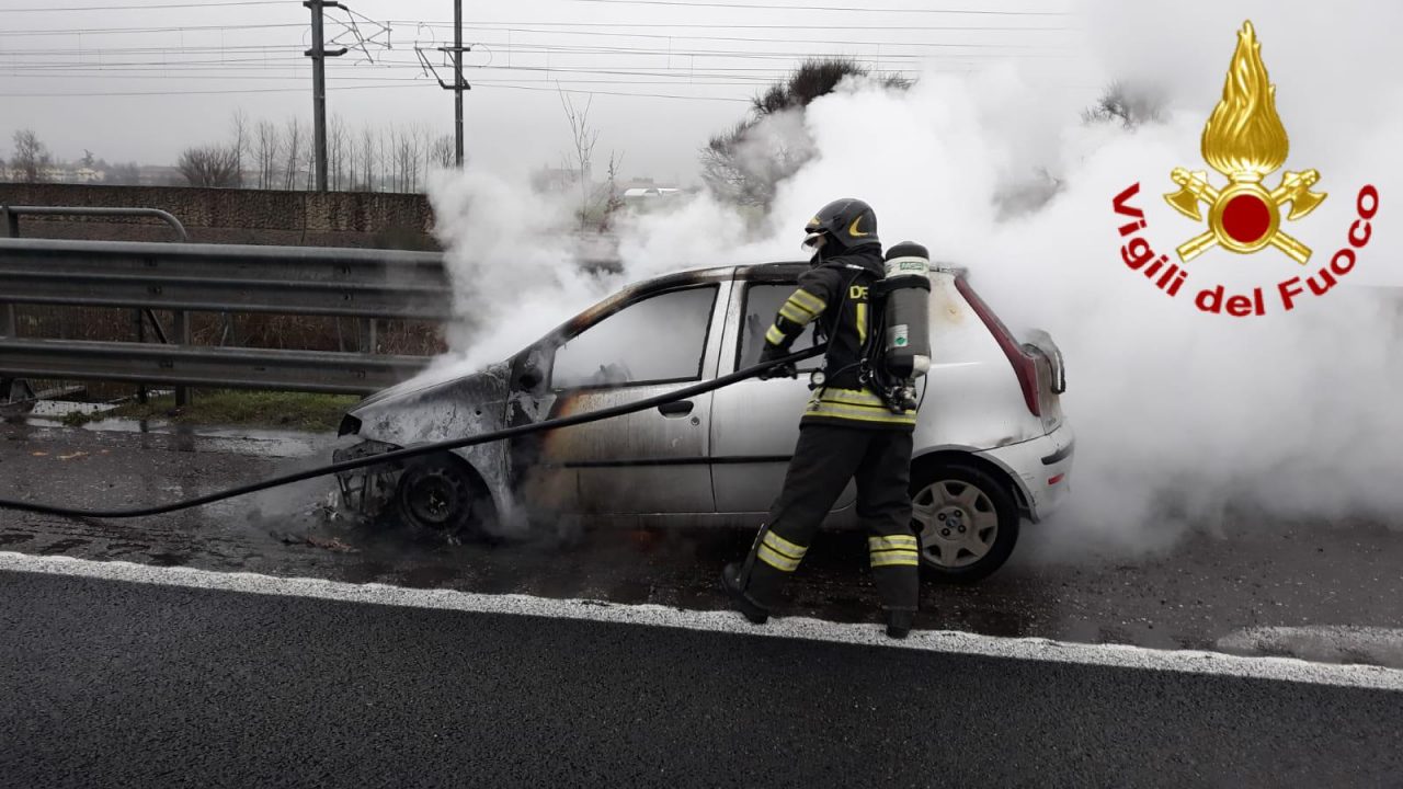 Auto prende fuoco in A1, arrivano i Vigili del Fuoco