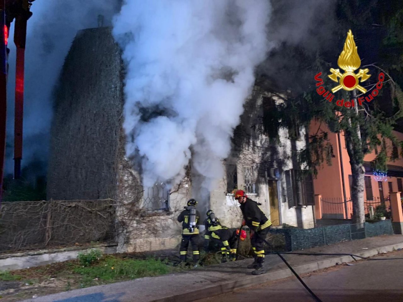 Incendio in palazzina a Borgo San Giovanni VIDEO FOTO