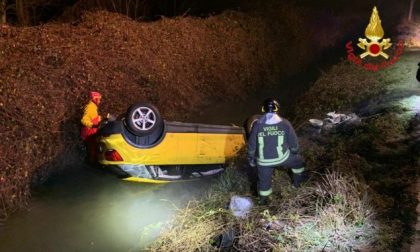 Con l’auto nel fosso: illesi li trovano al bar a rifocillarsi FOTO