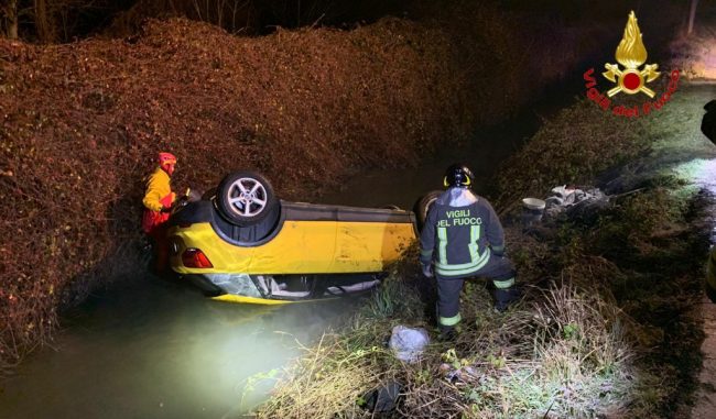 Con l’auto nel fosso: illesi li trovano al bar a rifocillarsi FOTO
