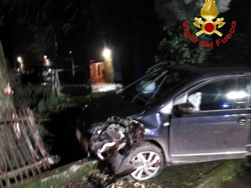 Perde il controllo dell’auto e finisce contro una cancellata