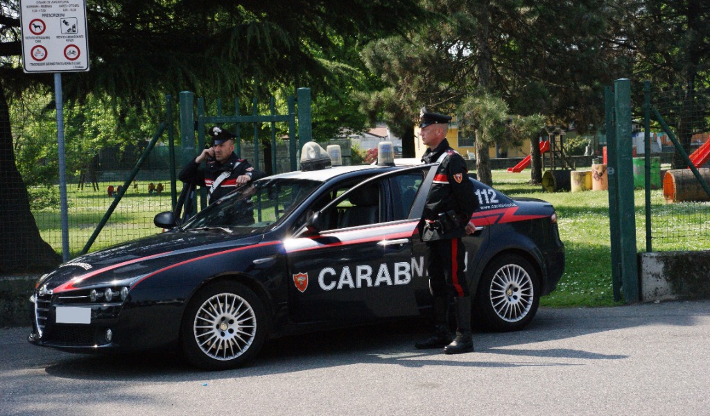Sette giovanissimi denunciati per furto aggravato: chi rubava sacchi di cemento, chi sigarette al bar