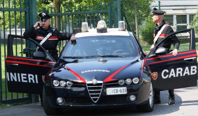 Lite al parco finisce nel sangue: uomo accoltellato, caccia ai due aggressori