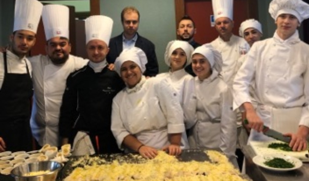 Pranzo di Natale ai più bisognosi: così gli alunni dell’alberghiero fanno del bene