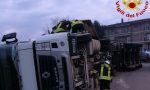 Camion carico di bobine si ribalta, traffico bloccato sulla Sp107