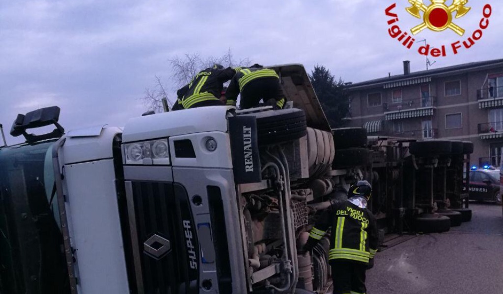 Camion carico di bobine si ribalta, traffico bloccato sulla Sp107