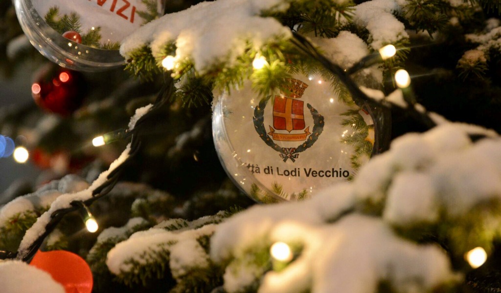 Accese le luminarie a Lodi Vecchio per renderla ancor più bella