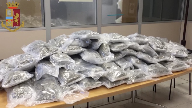 Trasporta 60 chili di droga sul furgone, arrestato VIDEO