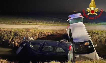 Auto si scontrano e finiscono in un fosso: due feriti FOTO