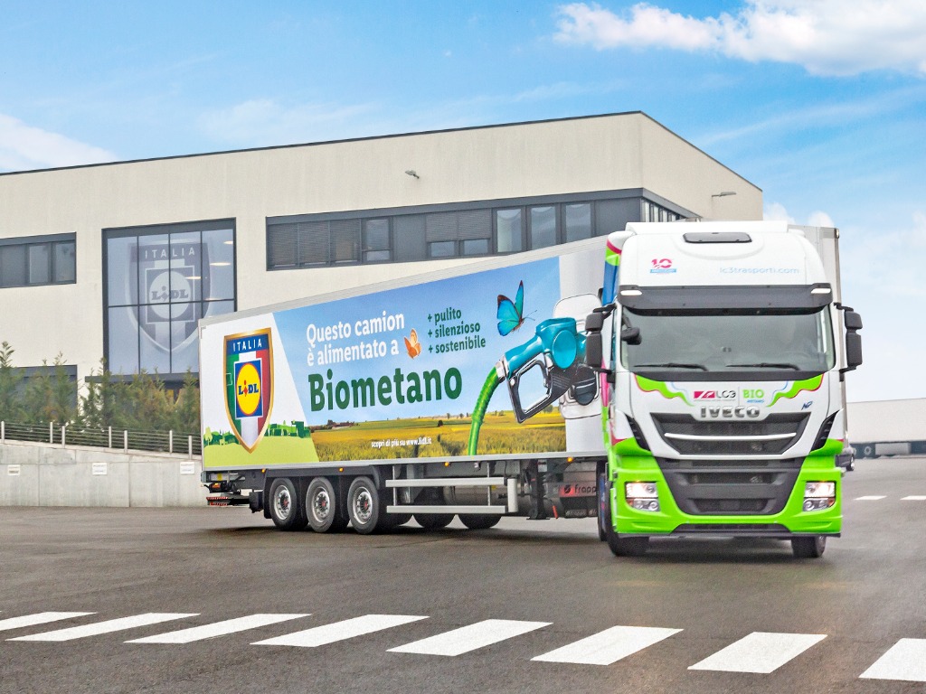 Lidl passa ai mezzi a biometano e inizia dal centro logistico di Somaglia