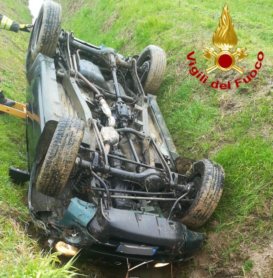 Esce di strada e si ribalta in un fosso: paura per una 60enne