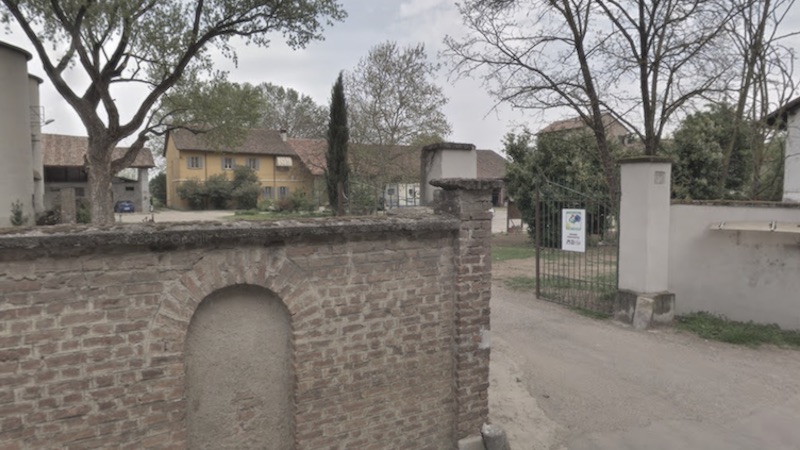Omicidio in un cascinale: 90enne trovata morta legata a una sedia
