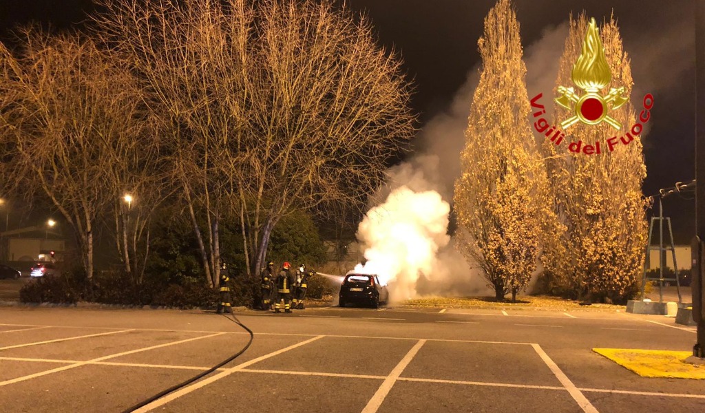 Auto in fiamme e petardi inesplosi: la notte di San Silvestro lodigiana VIDEO