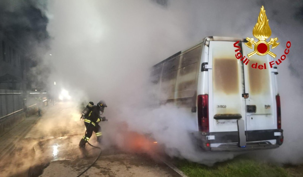 Furgone in fiamme in via Roma a Vizzolo Predabissi