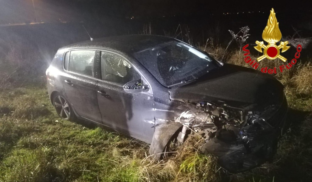 Per il controllo dell’auto, finisce contro il guardrail ma ne esce miracolosamente indenne