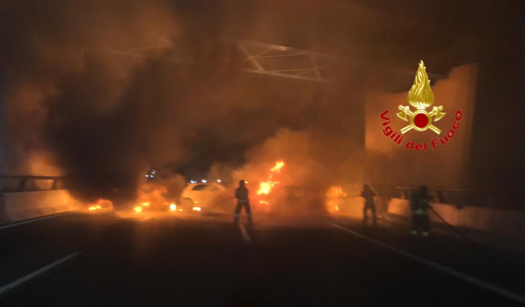 Inferno in Autostrada: muro di fuoco per assaltare il portavalori VIDEO E FOTO