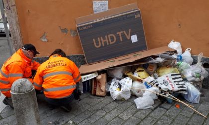 Rifiuti abbandonati, responsabili individuati e multati grazie agli indizi lasciati nella spazzatura