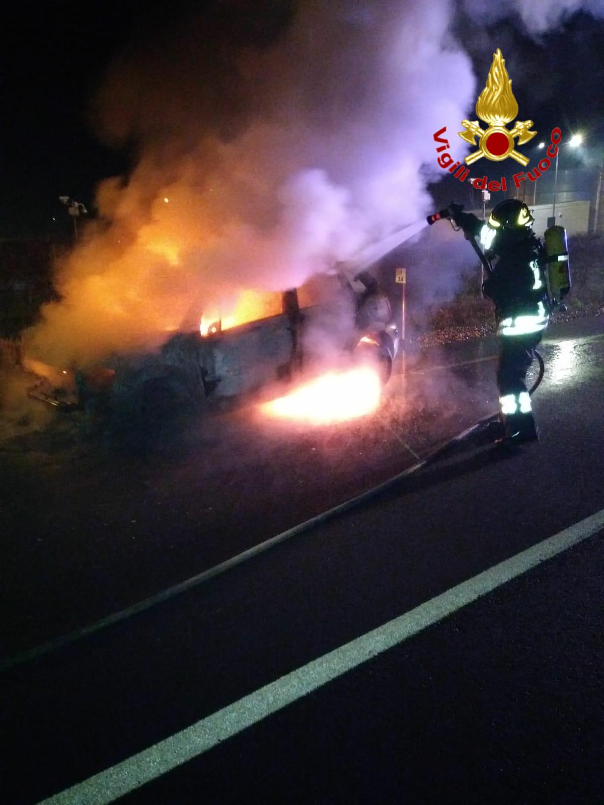 auto in fiamme2