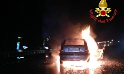 Fiamme nel buio della notte: auto incendiata a Ospedaletto Lodigiano FOTO