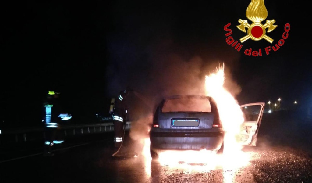 Fiamme nel buio della notte: auto incendiata a Ospedaletto Lodigiano FOTO