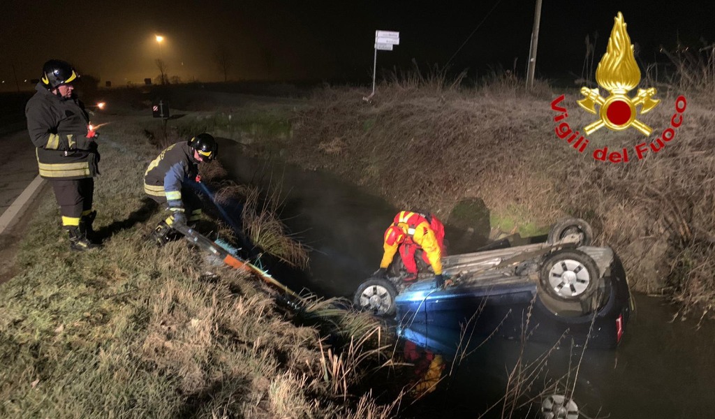 Tentato suicidio, cane da liberare, anziana da salvare: la folle notte dei Vigili del fuoco