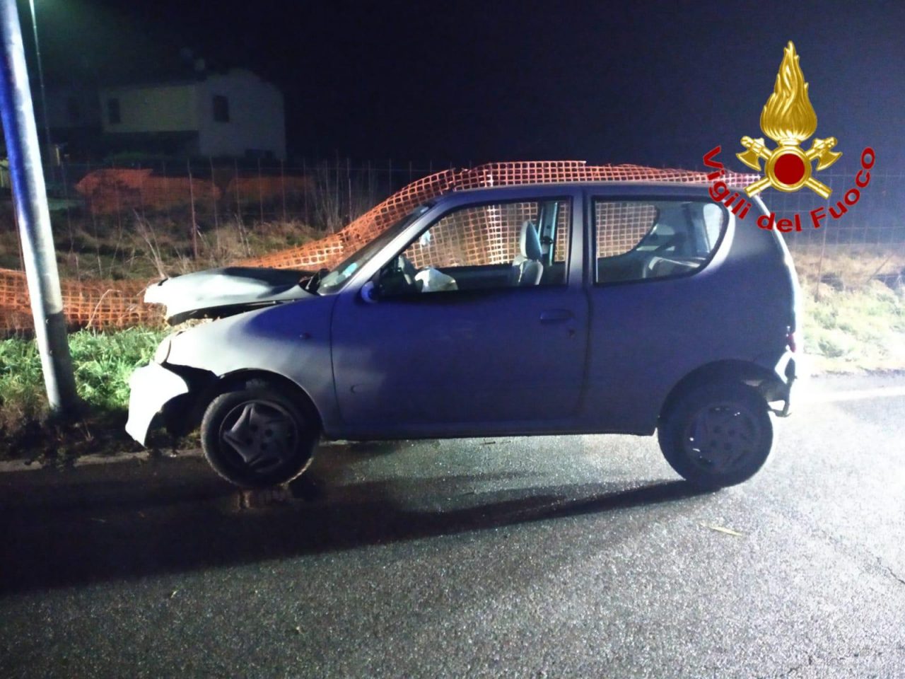 Auto contro palo della luce: due feriti a Senna Lodigiana