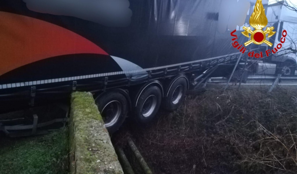 Camion incastrato su un ponte a Tavazzano con Villavesco FOTO