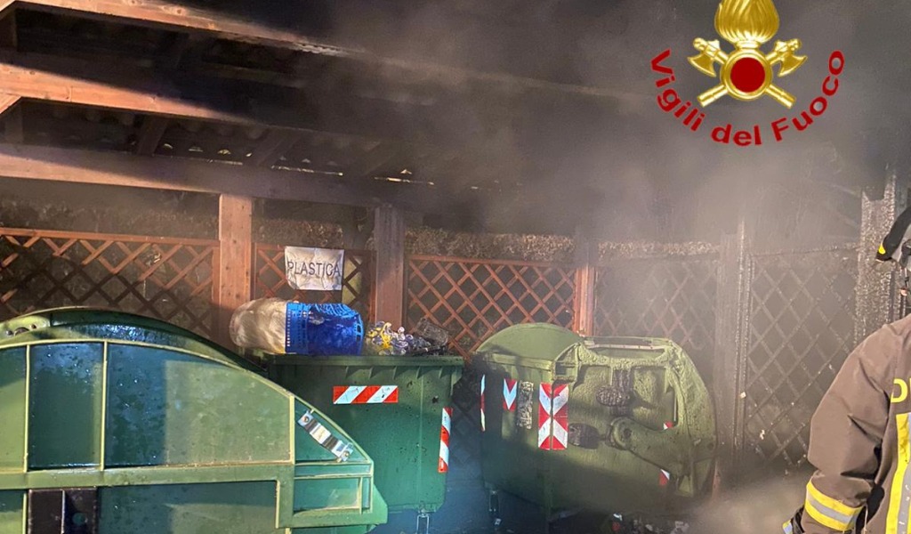 A fuoco i cassonetti della scuola, arrivano i Vigili del fuoco