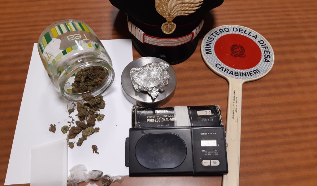 Agitato dalla presenza dei Carabinieri cerca di scappare e viene scoperto con la droga
