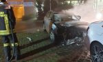 In fiamme un'auto nel parcheggio, paura al Conad FOTO E VIDEO