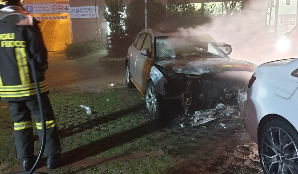 In fiamme un’auto nel parcheggio, paura al Conad FOTO E VIDEO
