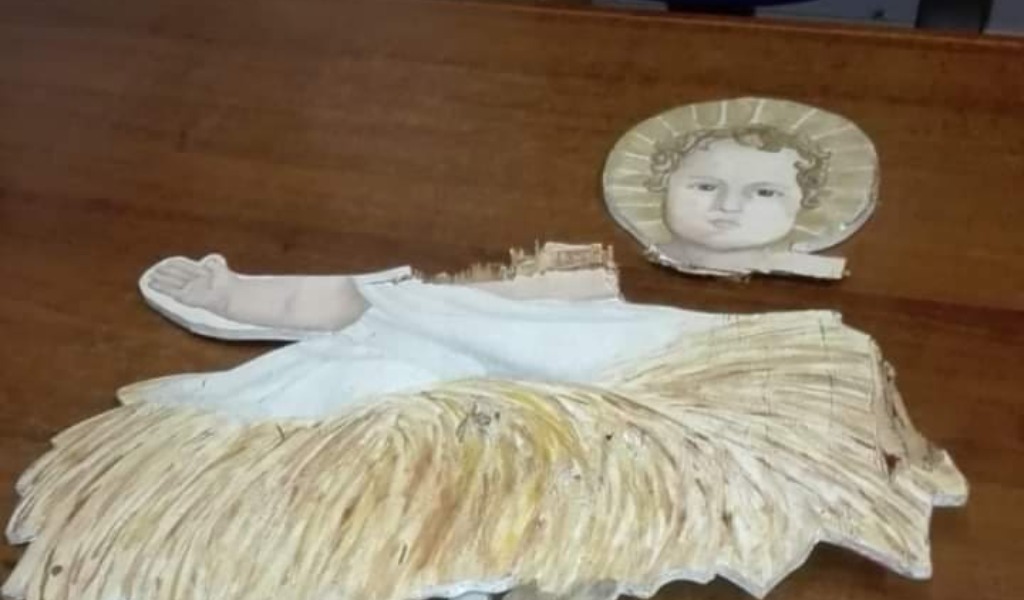 Vandali lanciano pietre contro il Presepe, “lapidata” la statuina di Gesù bambino