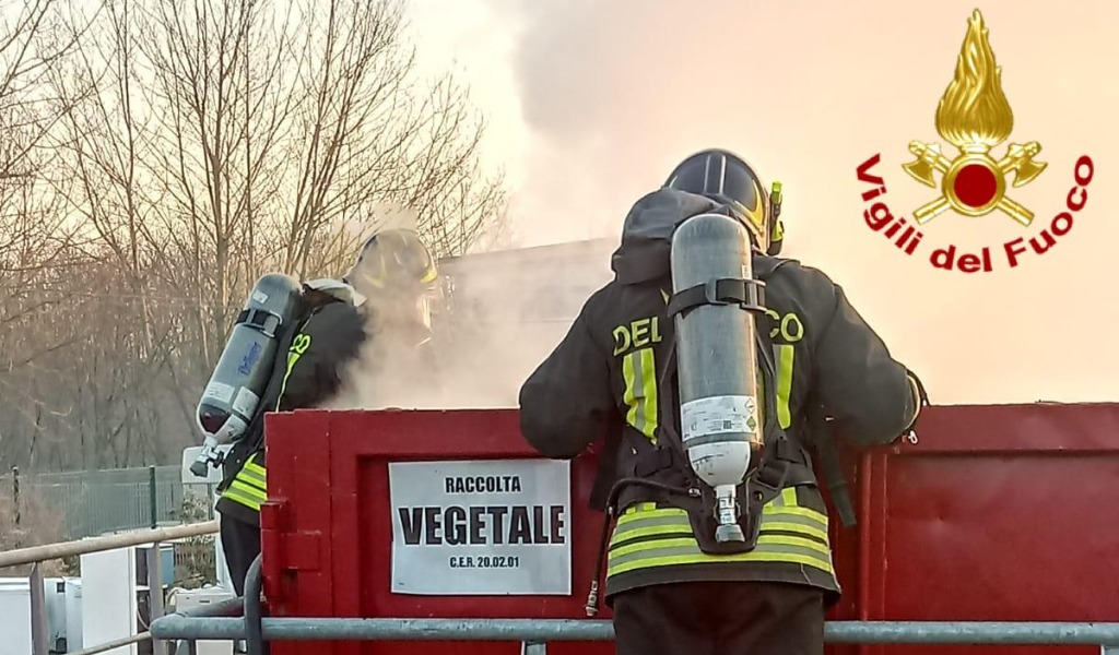 Incendio in discarica a San Colombano al Lambro