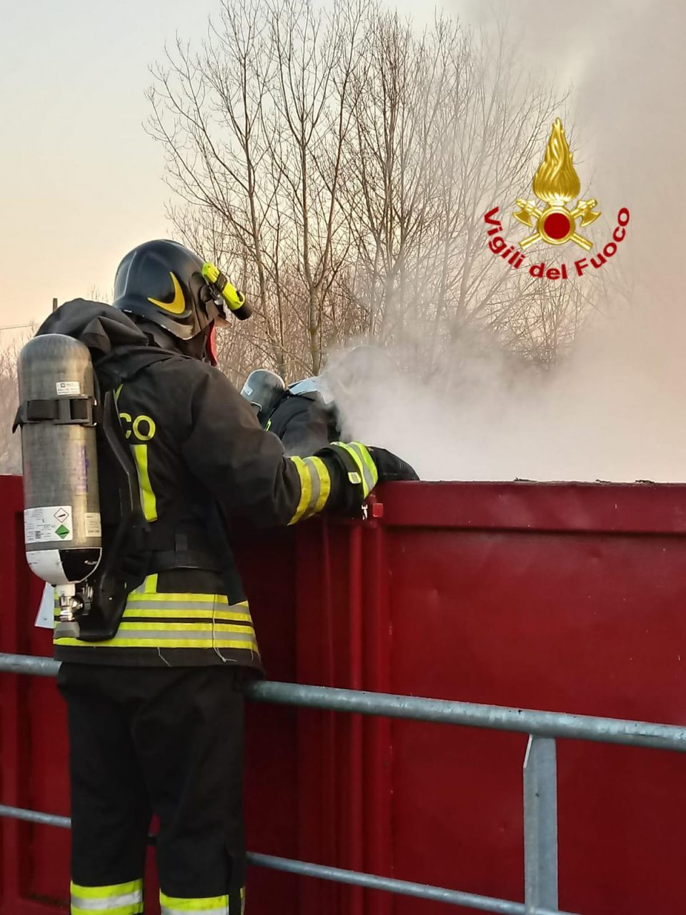 Incendio in discarica a San Colombano al Lambro