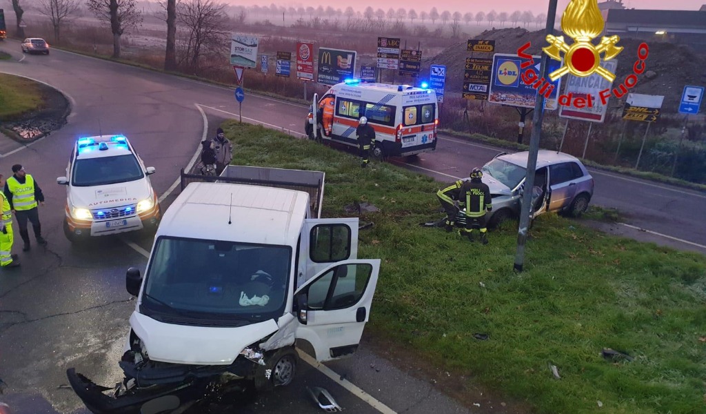 Scontro frontale con un furgone sulla Sp 234, tre uomini all’ospedale FOTO