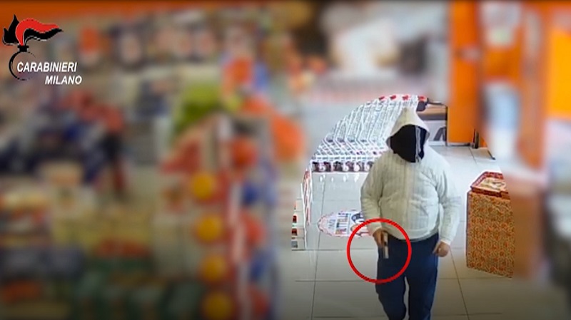 Con una pistola minaccia la commessa e si fa dare i soldi: preso il rapinatore VIDEO