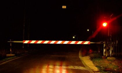 Passaggio a livello rotto la notte di Capodanno: automobilisti rischiano di festeggiare in auto