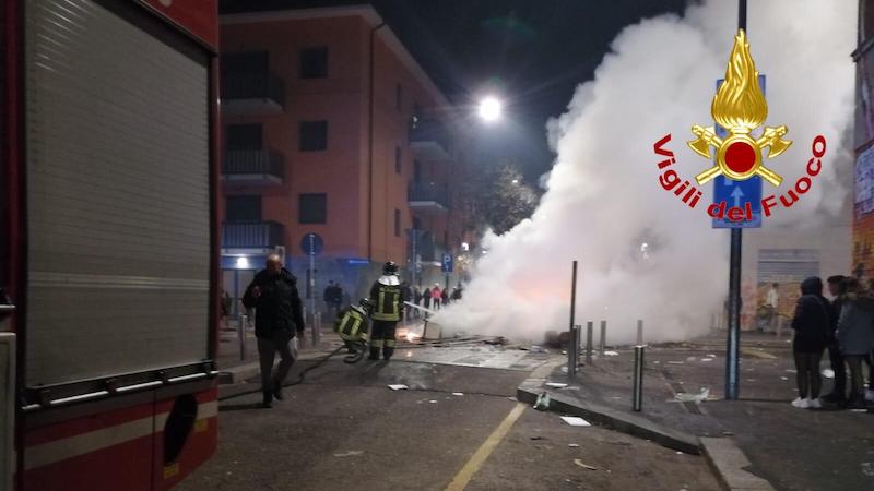 Pompieri accerchiati e aggrediti mentre spengono un incendio FOTO