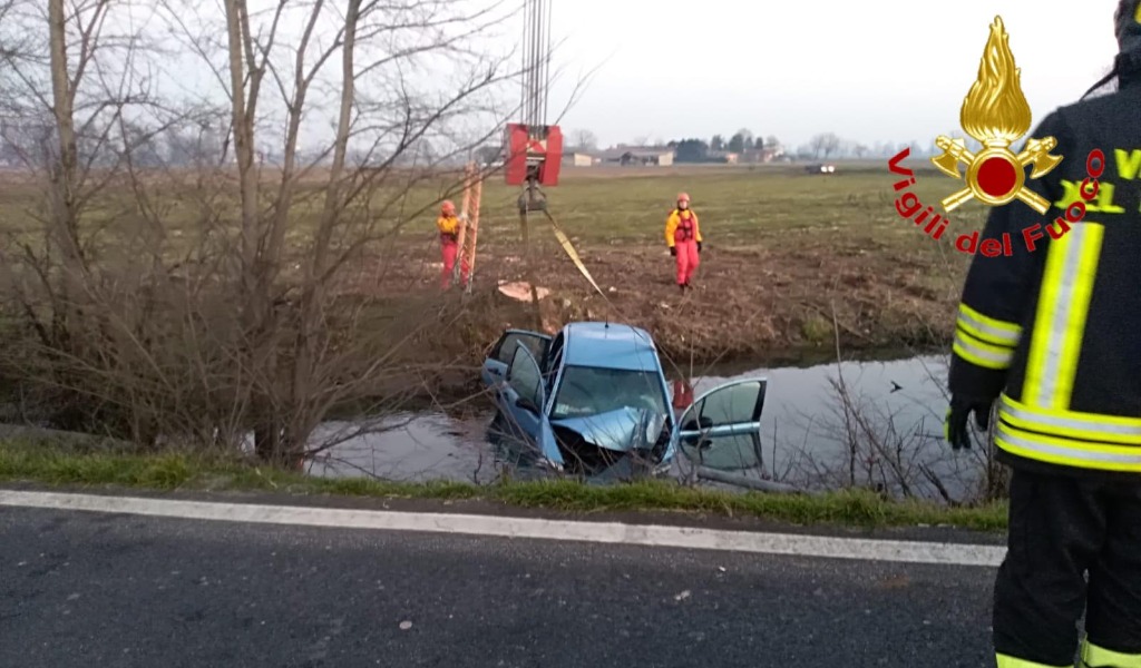 Coppia di 40enni perde il controllo dell’auto e finisce nella roggia FOTO E VIDEO