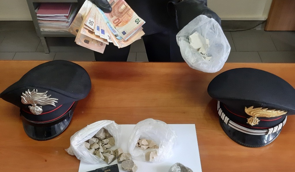 Mercato di droga “a cielo aperto” nei campi: arrestato spacciatore