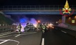 Schianto in autostrada, auto prende fuoco: muore una 21enne VIDEO FOTO