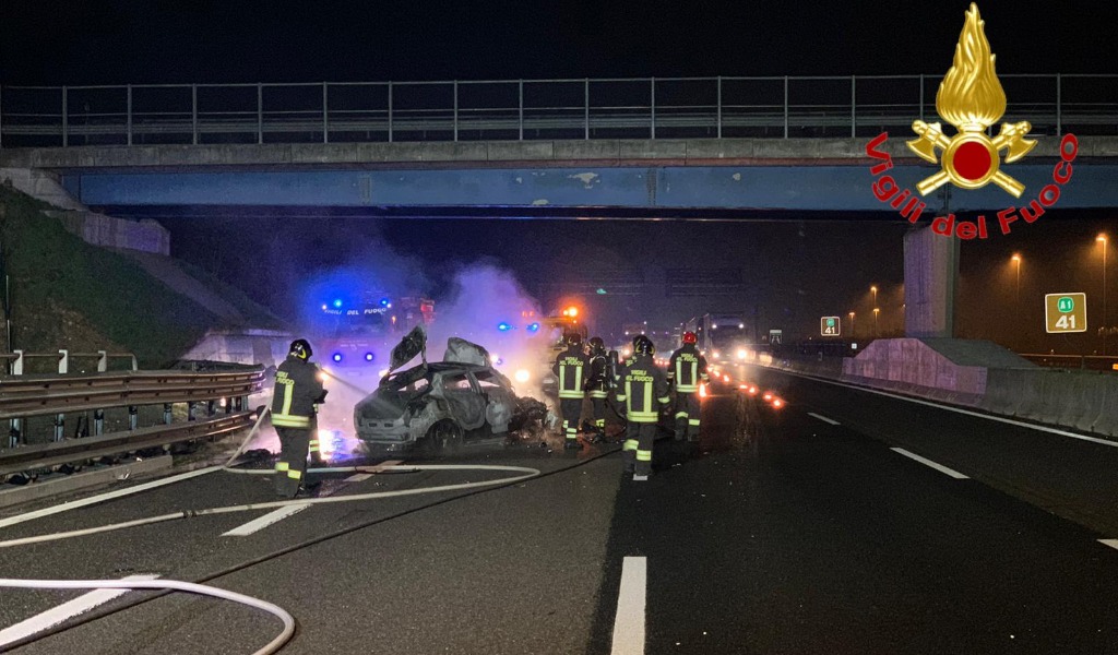 Schianto in autostrada, auto prende fuoco: muore una 21enne VIDEO FOTO