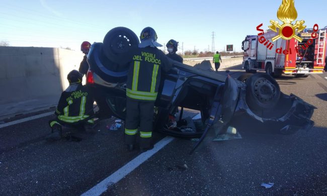 Schianto in A1, auto tampona un tir e si ribalta sulla carreggiata FOTO