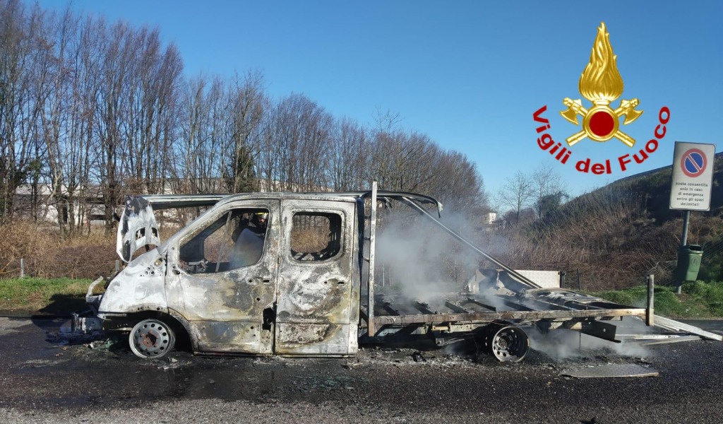 Furgone carico di legname va a fuoco sull’A1