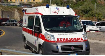 66enne si sente male e muore in strada: l’ambulanza arriva troppo tardi