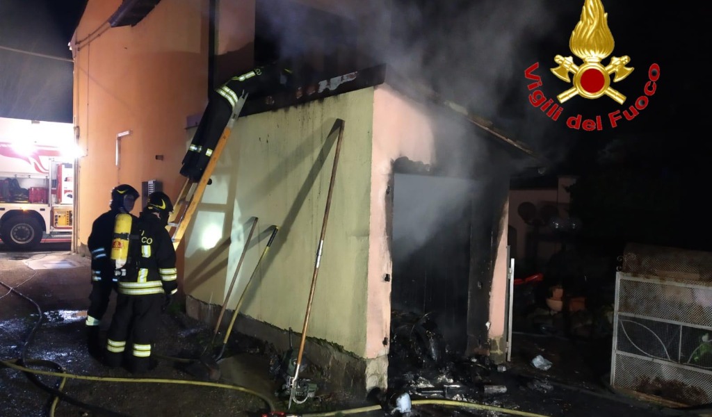 Box a fuoco a San Rocco al Porto, una persona intossicata