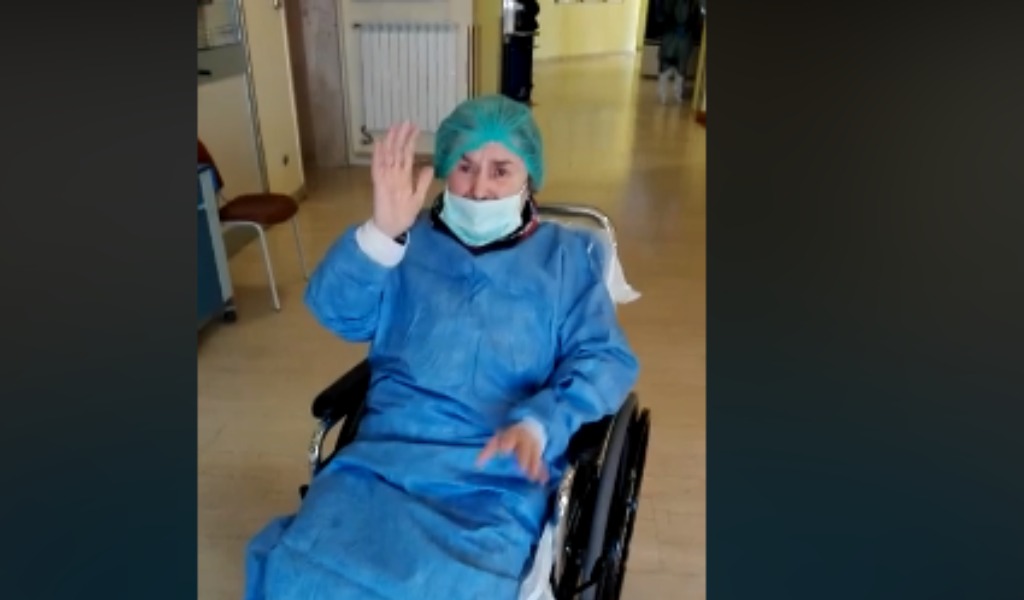 Il bacio emozionato di Gianna: a 86 anni ha sconfitto il Coronavirus VIDEO