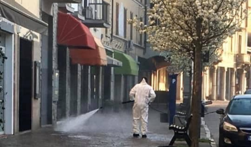 Iniziata la sanificazione delle strade di Casalpusterlengo FOTO